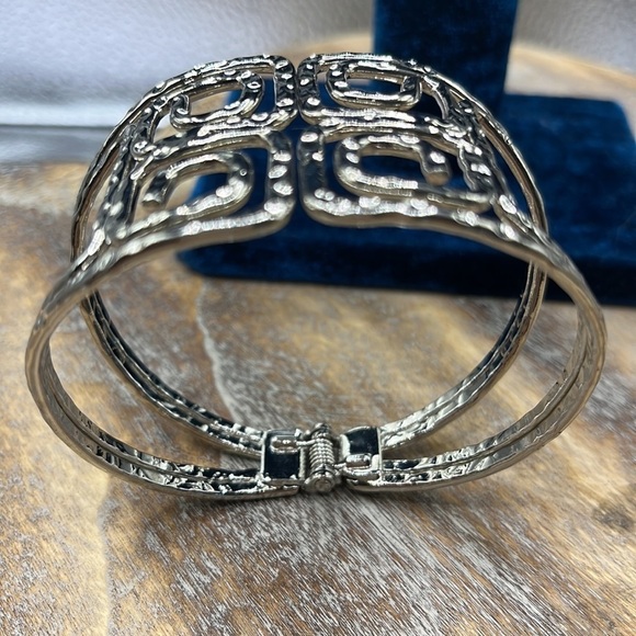 Wide Silver Tone Hammered Swirl Cuff Clamper Bracelet Statement ❤️ - Picture 8 of 10